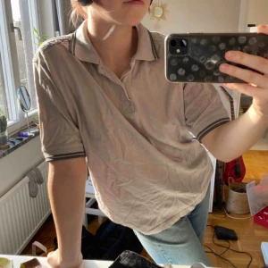  - Cool beige piké, oversized🦋 stryker om så önskas!! Kontakta för fler bilder💕 bra skick, köpare står för frakt 
