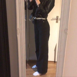  - Säljer dessa snygga vida Ace jeans från Weekday storlek 24/32. Passar för nån i längden 165-175. Är i jättefint skick och köpta för ca en månad sen. Fraktar eller möts upp i Sthlm 🥰