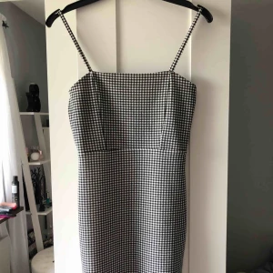  - Superfin rutig klänning från Gina tricot. Helt oanvänd 
