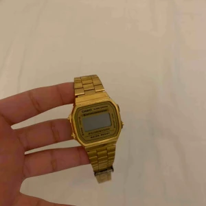 PRISET KAN DISKUTERAS VID SNABB AFFÄR - CASIO vintage klocka. Använt några gånger. Har några repor som man inte märker. Storleken är justerbar, kan skicka länk på en youtube video som är 1 min som visar hur man gör. Väldigt enkelt. 