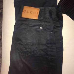 Skitsnygga utsvängda jeans från Gucci köpta på second hand i London! Mycket bra skick 💛 köparen står för frakten🥰