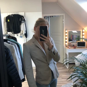 Beige zara kavaj strl S - En oanvänd väldigt fin kavaj från zara. Du som köpare står för frakten. 