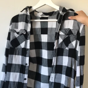 Skitsnygg rutig skjorta/jacka - Skitsnygg skjorta i ett tjockare material så perfekt som jacka till sommaren eller fest. I storlek 158 men passar XS/S. I fint skick (behöver strykas bara). Samfraktar, kolla in profilen för fina annonser mellan 10-100kr. Frakt tillkommer 💗⚡️  