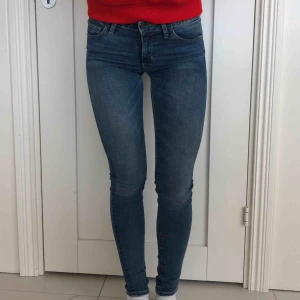  - Säljer snygga skinny fit jeans från Levis. Jättebra skick, använda max 3 ggr. Nypris > 1000kr. 