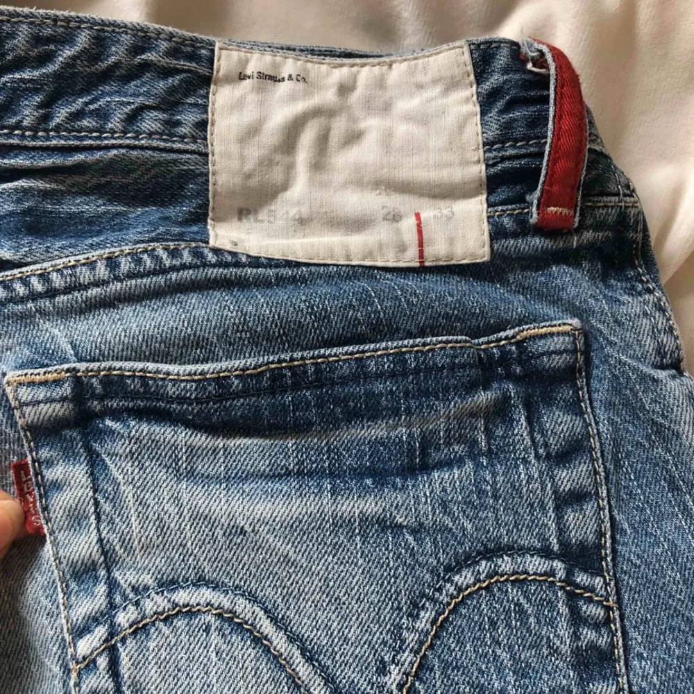 Ljusa Levis jeans med bootcut. I väldigt bra skick. Säljs på grund av för små. Köparen står för frakt & jag kan mötas upp i gävle💙💎👖. Jeans & Byxor.