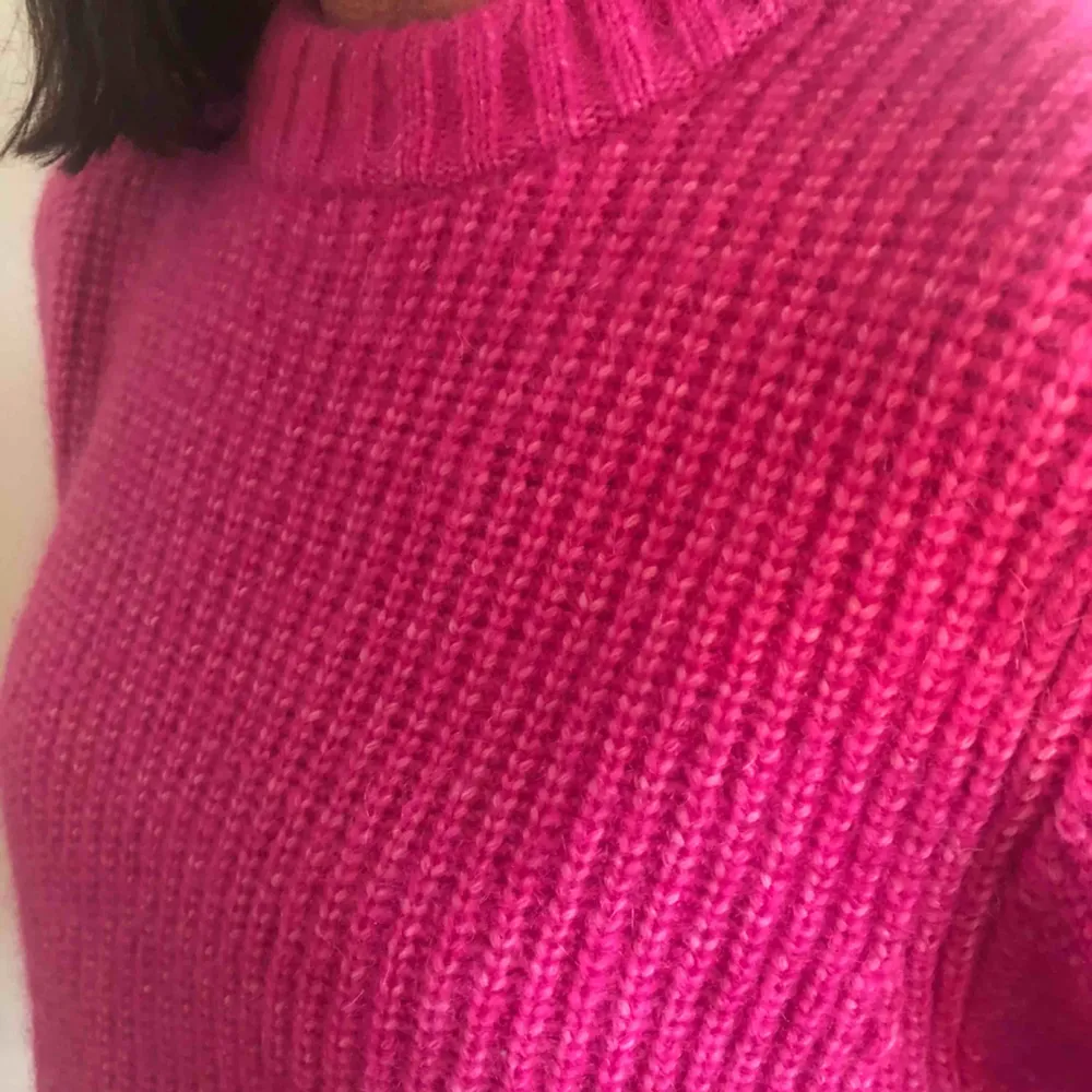 Cool rosa stickad tröja från Monki. Möts upp i Stockholm, annars står köparen för frakten. . Stickat.