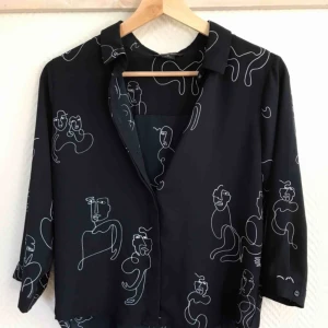  - Tunn blus med fin skurning i ryggen. Pris kan diskuteras :) 