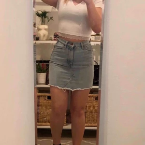  - Super fin ljus jeanskjol från Monki i strl 34! Köpt här på plick men säljer vidare då den tyvärr var för liten på mig! (Passar 32/34) Frakt tillkommer!🦋💞 