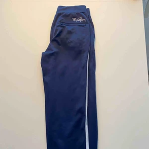  - Sköna träningsbyxor/chillbyxor från Björn Borg. Plagget är i nyskick!