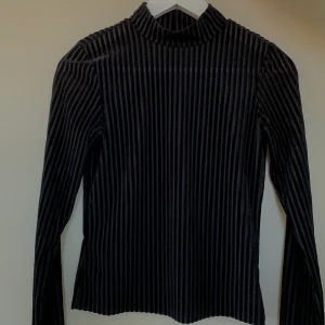 Topp från Monki - Halvpolo randig i hälften mesh och hälften sammet typ, jättesnygg! Säljer pga för liten på mig🥺 Priset är exkl frakt🌻