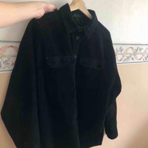 Manchesterskjorta från Monki, storlek S! Köpt förra hösten, bara använd några gånger. Snygg som overshirt/jacka eller bara uppknäppt. ”stor” i modellen och passar en 36a-40a). Frakt ingår!