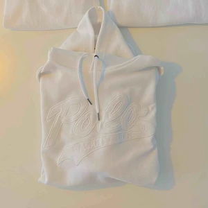  - Hoodie från Polo Ralph Lauren i strl L. Plagget är i nyskick! 