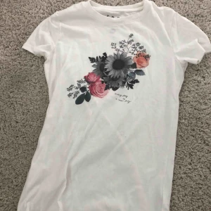  - Fin blommig t-shirt. Andvänd 3 gånger totalt. Är inte jätte bekväm i tröjor som sitter tajt utan vill alltid ha oversized. Så om du gillar det så köp 