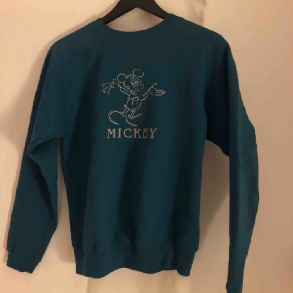 Mörkturkos college tröja i small/petit med mickey tryck. Använd ganska många gånger men i bra skick, lite småtrådar här och där men inget man tänker på. Köpare står för frakt.. Hoodies.