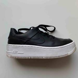 Nyinköpta Nike Air Force Sage i svart! Det vill säga har de en liten platåsula. Jättefina skor men inte riktigt min stil därav att jag säljer dem. Kan mötas i Stockholm eller frakta för 60kr :)