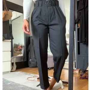  - Snygga höga kostymbyxor med skärp 🌟 SÅLDA!