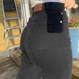  - Storlek 38! Passar även 36:) Skit snygga mom jeans (raka) från NA-KD. Knappt använda få jag har ett par liknande, alltså väldigt bra skick. Priset är inkl frakt! Skriv för bättre bilder! 🥰