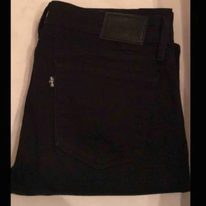  - Säljer ett par levis jeans i storlek 27. Använda ett fåtal gånger och dom är i ett bra skick. För fler bilder skicka privat. Pris kan sänkas vid snabb affär. 💖
