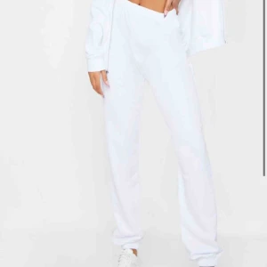  - Mjukisbyxor från Prettylittlething!! Sitter skit najs men råkade beställa 2 likadana par