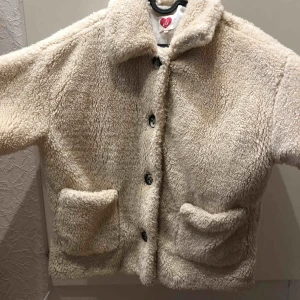  - Super mysig får imiterad jacka från Koton. Orginalpriset var 300kr men säljs för 80kr pga att den är använd. Dock är den fortfarande i väldigt bra skick.