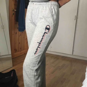  - Säljer nu mina favorit mjukisbyxor från Champion i storlek XL barn alltså ungefär S i dam. Säljer då jag har ett par exakt likadana, frakt ingår i priset ☺️☺️