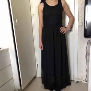  - Svart klänning med spets på överdelen och chiffong tyg på nederdelen. - Storlek M/38- passar även Xs-S - Aldrig använts! - Pris: 150kr + frakt🛍