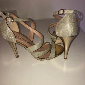 Guld klackar / skor  - Guld klackar, aldrig använda bara provade hemma. Snyggare i verkligheten. Stl 38, finns i Sundbyberg, kan mötas upp norrort. 