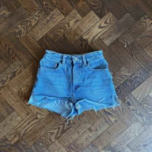  - Jeansshorts från Asos! Var mina favoriter i två år, tyvärr för små nu men världens grymmaste jeansshorts! Frakt tillkommer om det ska skickas! 