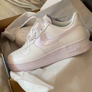  - Ett par helt nya af1 med lila sula och logga!med kvitto kvar!🥰 stl 39 och heter barely grape, helt slutsålda på hemsidan. Bud från 1000. Buda i kommentarerna!!!!