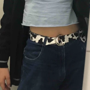  - Mkt coolt ko-bälte! Från delias ❤️🧡💛💚💙💜Kan bli både stort och litet, man spänner det efter vald storlek! Inte särkilt använt<3 går att stylea på många roliga sätt som ni ser. Kan frakta/mötas! 