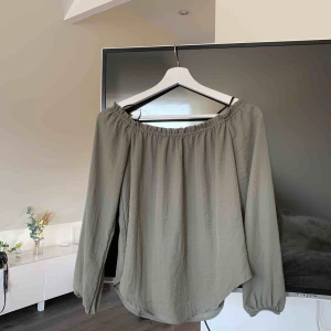  - Grön ofshoulder blus. 