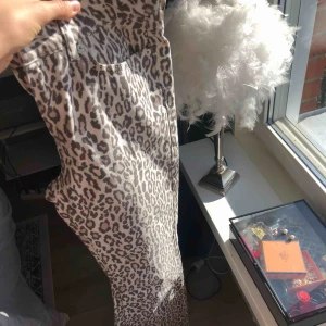  - Leopard bootcut från na-kd! !aldrig använda! Lite Manchester tyg!