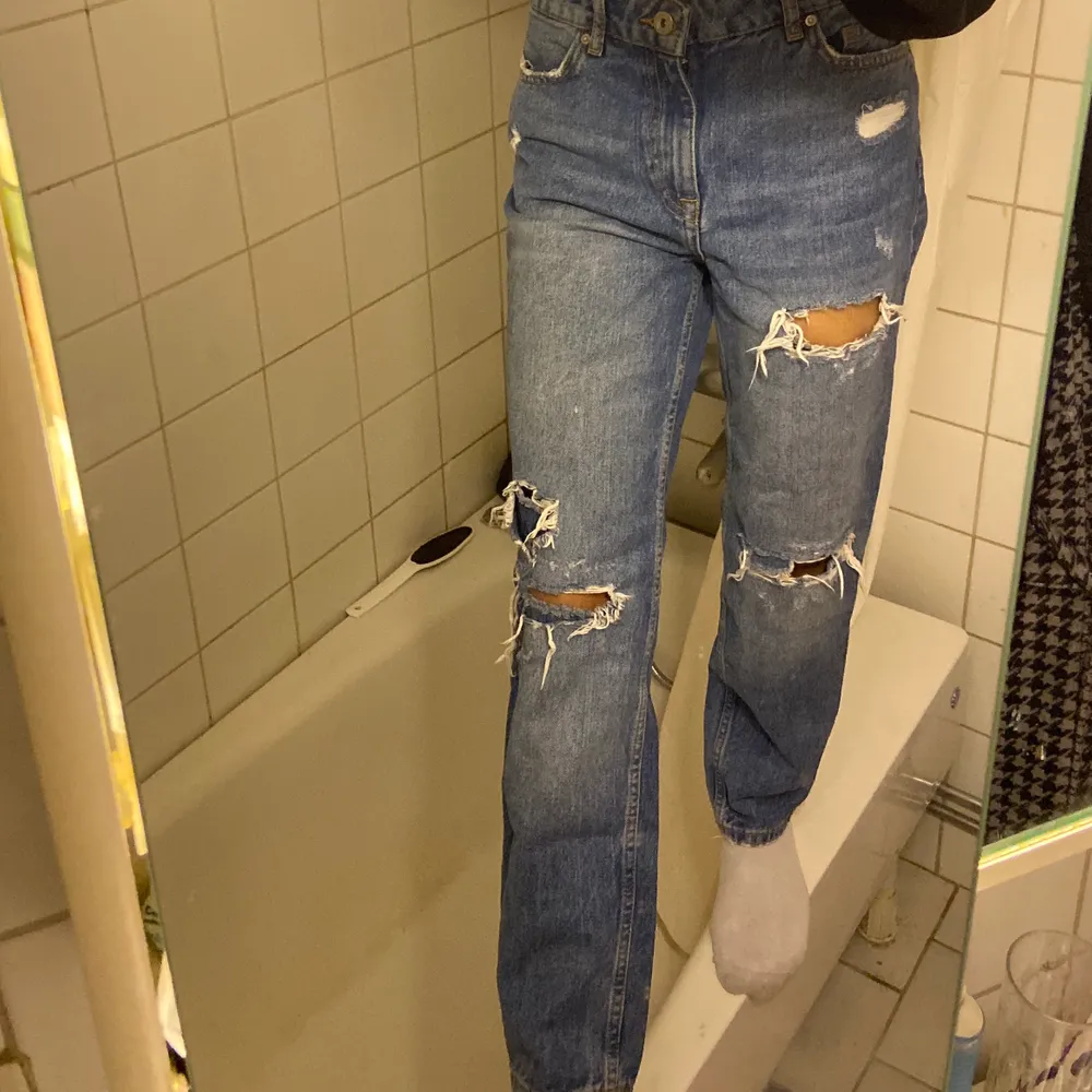 Dessa jeans är i fint skick (använd 2-3 gånger)🌟 skickas för 57kr spårbart💕📦 (köparen står för frakt) storlek 34!. Jeans & Byxor.
