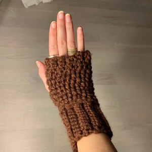 Bruna virkade handledsvärmare  - Bruna virkade handledsvärmare i något tjockare garn :) 