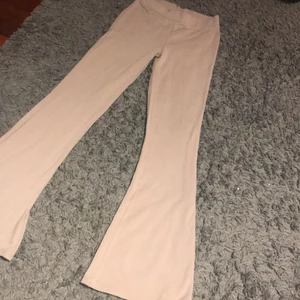 Byxor - Gina byxor i jätte fint skick använt ett få tal gånger skriv för fler bilder eller frågor❤️ köparen står för frakten