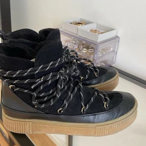 Inukki liknande skor - Vinterskor från hm, säljer då jag redan har liknande. Storlek 37, 150kr🤍🤍