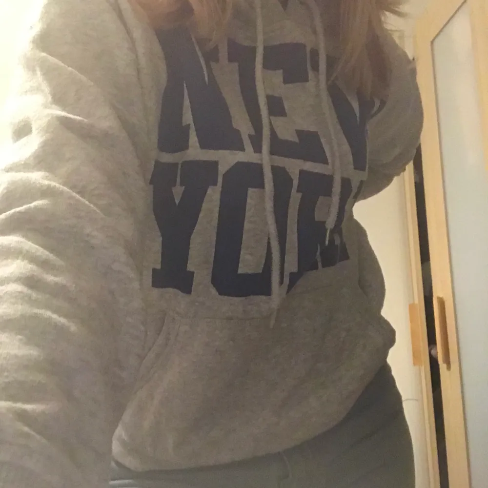 Säljer denna hoddie från h&m då jag inte använder den. Den är i ett bra skick. Hoodies.