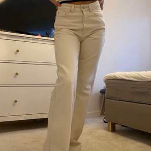 Svinsnygga beiga jeans från weekday, säljer pga för liten storlek för mig. W26 L32, nyskick. (Lånade bilder)