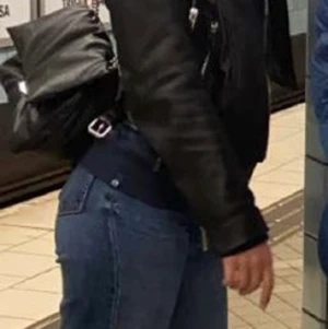 Mörkblå jeans - Hej, säljer mina straight jeans som är inköpta från zara! Jag är ca 175 cm lång och det är perfekt längd på mig! Säljer för att jag har föööör många jeans😫😫 inköpta för 549kr 