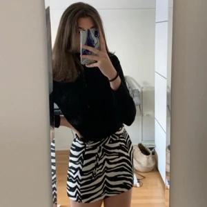 vit/zebra kjol - säljer nu två såå fina kjolar🤍🤍 inte använda alls mke och i väldigt bra skick!! säljer då de tyvärr är för små🥰 har tänkt att sälja de separat, för 85kr styck. 🤎🤎 skriv till mig privat om du är intresserad! <3