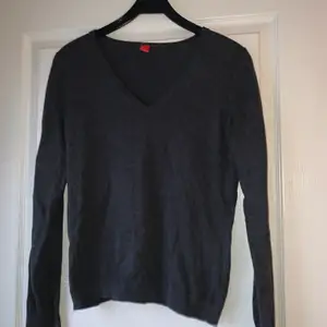En fin mörkgrå tröja från Esprit. Fin att ha över en skjorta exempelvis✨ Storlek L men är mer som en S/M tycker jag :) 