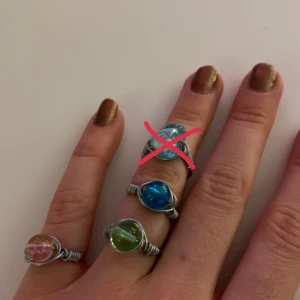 Egengjorda ringar - Säljer dessa egengjorda ringar. 20kr st eller 2 för 30kr:) (Frakt tillkommer på 11kr om du köper 3 eller mindre. 20kr om du köper 4 eller fler). Hör av dig vid intresse eller om du har några frågor. 😇 alla dessa ringar kan jag göra flera st av så dem tar inte slut, (förutom den ljus blåa på första bilden och den mörkblåa på sista bilden) den har jag bara en av!
