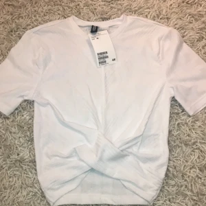 T-shirt  - En jätte fin och gullig t/shirt som ja jätte gärna skulle vilja ha kvar men tyvärr för liten för mig. Helt ny, lapp finns kvar