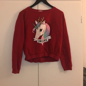 Tröja  - Den hära fina tröjan som är unicorn har bara använd 1gång i nyårsafton så den är ny tröjan är till 12åringar