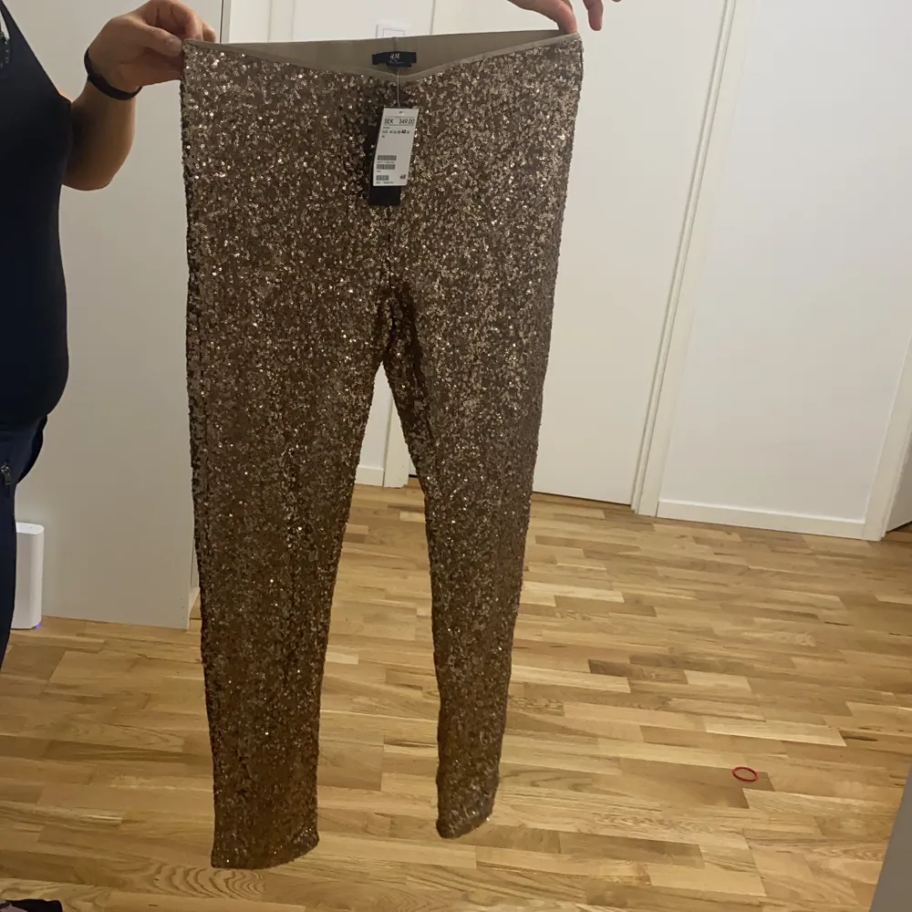 Oanvända byxor som jag säljer för endast 150kr+frakt🥰🌹❤️. Jeans & Byxor.