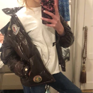 Moncler jacka - Trendig brun jacka från moncler. Det är storlek XXL i barn, men passar som xs i dam storlek. Fint skick och den är äkta. Använd 3-4 gånger. Kom privat om du är intresserad. Kolla mina andra annonser💓
