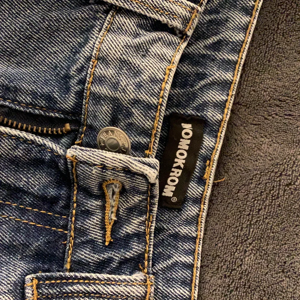 Säljer ett par högmidjade jeans från Momokrom (tror de kommer från Boohoo) då de är förstora för mig. Strl 40.. Jeans & Byxor.