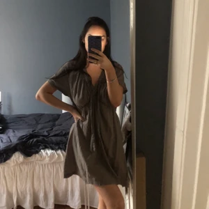 Khakigrön Klänning - Fin klänning i khakigrönt, går att ha som klänning och som topp (se bild)