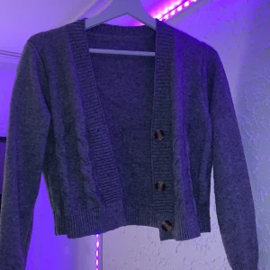 Grå stickad kofta - Jättefin grå stickad kofta från SHEIN i storlek S. Använt 2 gånger. Pris: 70kr + Frakt 💓 