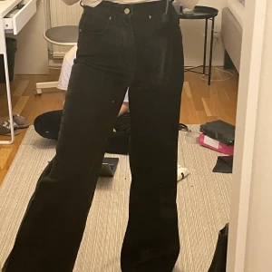 Svarta jeans - Svarta jeans i strl xs som jag endast har provat. Lite skillnad i färgen på benen (sista bilden). Säljer pga inte min stil. Sitter jätte bra i midjan och perfekt längd på mig som är 165😍 100kr + frakt 66kr (spårbart)😃